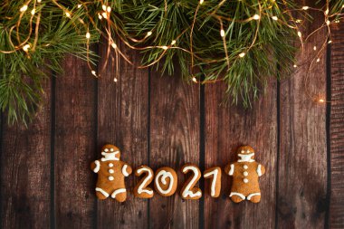 Tıbbi maskeli ve şenlikli zencefilli çörekler. 2021. Yeni yılın atmosfer konsepti. Bayram tatili konsepti... DIY hediyeleri, ekolojik dekoratif odak. Boşluğu kopyala