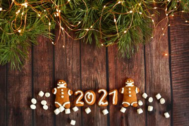 Tıbbi maskeli ve şenlikli zencefilli çörekler. 2021. Yeni yılın atmosfer konsepti. Bayram tatili konsepti... DIY hediyeleri, ekolojik dekoratif odak. Boşluğu kopyala