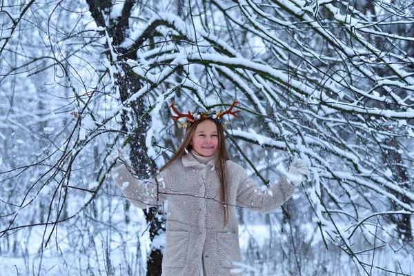 Wróżka Rogami Jelenia Lesie Zimowym Piękna Tajemnicza Kobieta Boże Narodzenie — Zdjęcie stockowe
