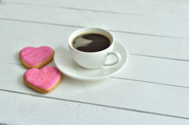 Kupa şeklinde bir fincan kahve ve zencefilli ekmek. Sevgililer Günü ya da 8 Mart 'ta kahvaltı..