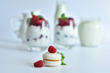 Beyaz arka planda beyaz vanilyalı badem kurabiyesi. İki bardak ev yapımı leziz meyve suyu. Chia ve dutlardan yapılmış tatlı. Sağlıklı yemek ve kahvaltı. Günaydın. Odaklan..