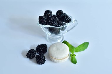 Beyaz vanilyalı kurabiye. Nane aromalı ve böğürtlenli. Kapatın. Seçici odak.