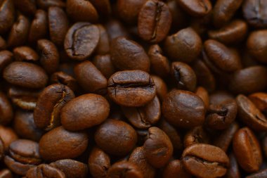 Kavrulmuş kahve çekirdeği arkaplanı, üst görünüm bulanık arka plan. Yaklaş. Anlaşıldı Makro.