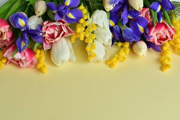 Яскравий Весняний Букет Жовтому Фоні Білі Тюльпани Іриси Ніжний Мімоса — стокове фото