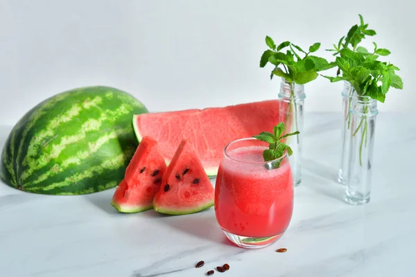 Jugo Sandía Fresca Con Menta Hielo Vaso Mesa Blanca Dulce — Foto de Stock