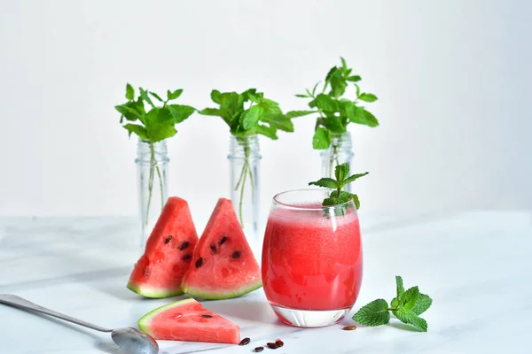Frisse Watermeloen Sap Met Munt Ijs Het Glas Witte Tafel — Stockfoto