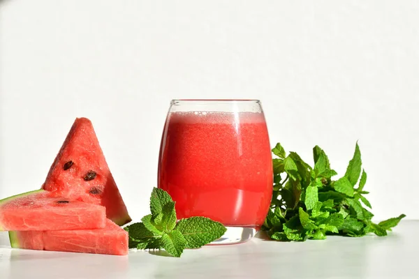 Jugo Sandía Fresca Con Menta Hielo Vaso Mesa Blanca Dulce — Foto de Stock