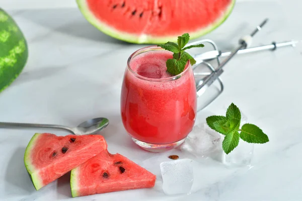 Jugo Sandía Fresca Con Menta Hielo Vaso Mesa Blanca Dulce — Foto de Stock