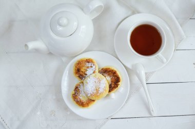 Süzme peynir ve bir fincan kahveden cheesecake. Günaydın konsepti. Kapat. seçici odak.