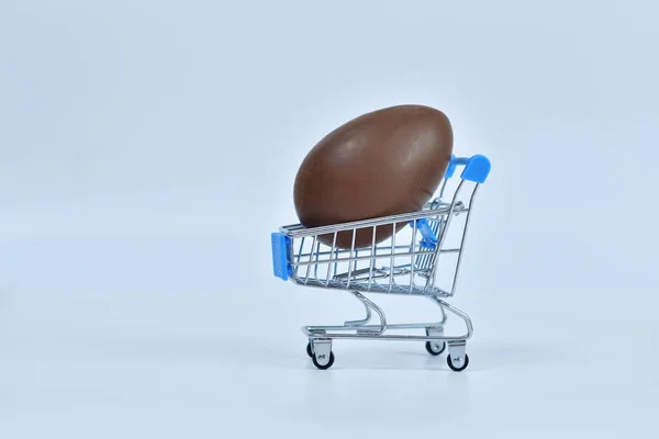 Carrinho Compras Com Ovos Páscoa Chokolate Fundo Branco Sale Copy — Fotografia de Stock