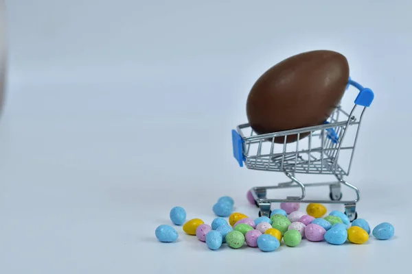 Carrinho Compras Com Chokolate Ovos Páscoa Multicoloridos Fundo Branco Sale — Fotografia de Stock