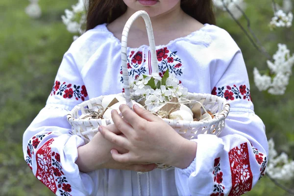 Дівчинка Тримає Кошик Кольоровими Яйцями Традиційною Великодньою Cake Girl Традиційній — стокове фото