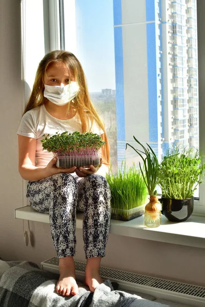 Chica Europea Máscara Protectora Regar Las Plantas Alféizar Ventana Encarga —  Fotos de Stock