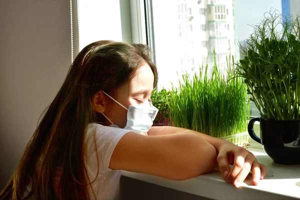 Europeisk Flicka Skyddande Mask Vattna Växterna Fönsterbrädan Tar Hand Växterna — Stockfoto