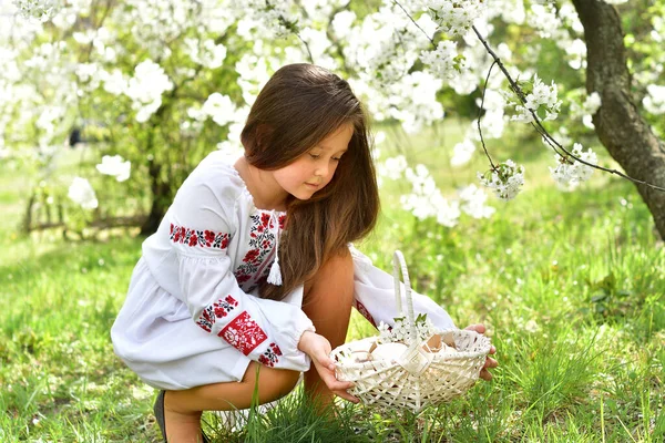 Дівка Традиційній Вишитій Сорочці Квітучому Вишневому Садку Хлопчик Кольоровими Яйцями — стокове фото