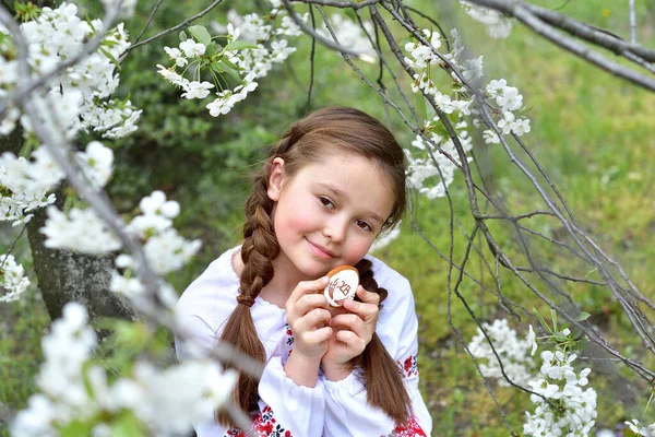 Happy Easter Day Caucasus Девушка Держащая Руках Цветные Яйца Girl — стоковое фото