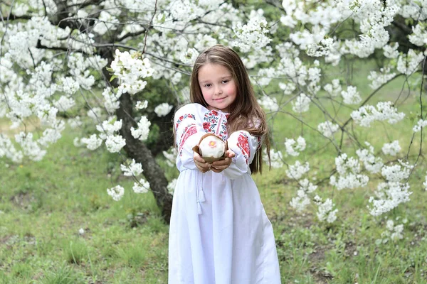 Девочка Традиционной Вышитой Рубашке Цветущем Вишневом Саду Ребёнок Традиционным Пасхальным — стоковое фото