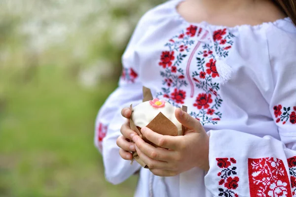 Девочка Традиционной Вышитой Рубашке Цветущем Вишневом Саду Ребёнок Традиционным Пасхальным Стоковое Изображение