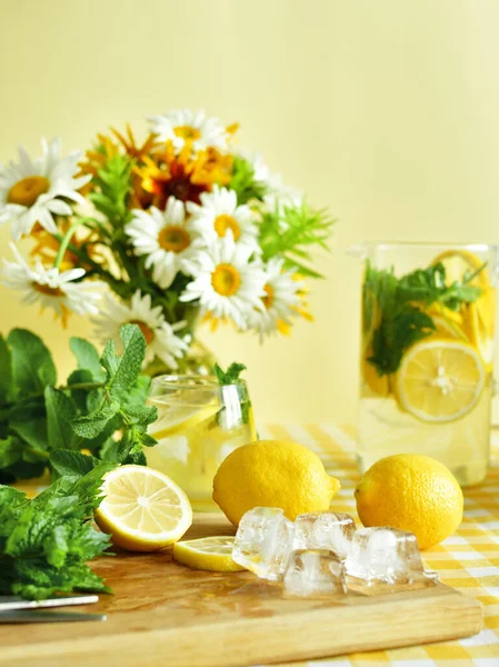 Ramo Flores Silvestres Con Limones Frescos Maduros Limonada Agua Descarada — Foto de Stock