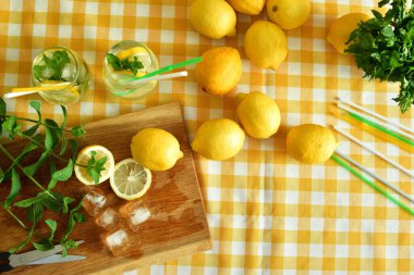 Taze olgun limonlar, nane şekeri ve tahta üzerinde buz küpleri. limonata arsız su. Vitamin konsepti. Yaz tamiri. Dokunulmazlık kavramı. Kopya alanı. seçici odak