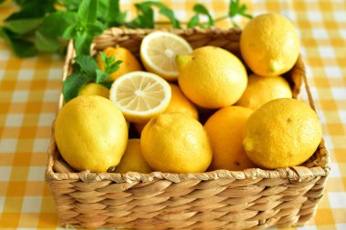 Limonlu dokuma sepeti. Vitamin konsepti. Bağışıklık kavramını güçlendiriyor. Kopya alanı. seçici odak