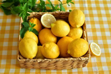 Limonlu dokuma sepeti. Vitamin konsepti. Bağışıklık kavramını güçlendiriyor. Kopya alanı. seçici odak