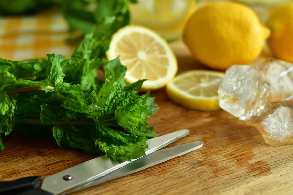 Limones Frescos Maduros Menta Peper Cubitos Hielo Sobre Tabla Cortar — Foto de Stock