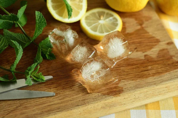 Limones Frescos Maduros Menta Peper Cubitos Hielo Sobre Tabla Cortar — Foto de Stock