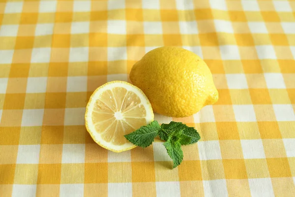 Limones Frescos Maduros Menta Limonada Agua Descarada Concepto Vitaminas Color — Foto de Stock