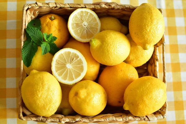 Cesta Tejida Con Limons Vitamins Concepto Fortalecimiento Del Espacio Concept — Foto de Stock