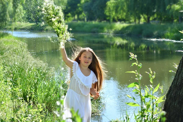 Menina Bela Grinalda Prado Verão Perto Rio Festa Ivan Kupala — Fotografia de Stock