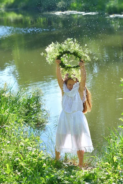 川の近くの夏の牧草地で美しい花輪の少女 イワンKupala Midsummerの饗宴 7月7日 ウクライナの占いや占いの儀式と伝統的なスラブの休日 — ストック写真