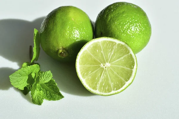 Rebanada Madura Lima Verde Lima Fresca Menta Sobre Fondo Blanco — Foto de Stock