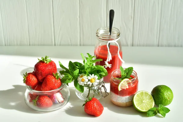 Hausgemachtes Mehrschichtiges Dessert Mit Erdbeere Und Frischkäse Glas Reife Frische — Stockfoto