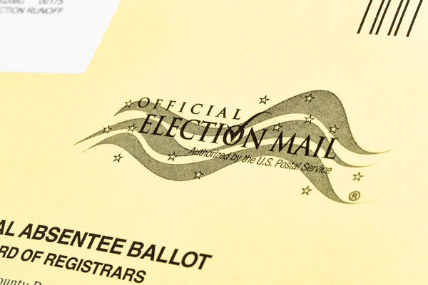 ビデリア ジョージア州 2020年12月16日 黄色の郵便封筒の表紙に米国の公式選挙メールロゴプリントのイラストマクロショット — ストック写真