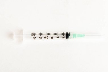 Tek kullanımlık tek kullanımlık plastik enjeksiyon setinin seçici odak noktasını beyaz arka planda gösteren yakın çekim..