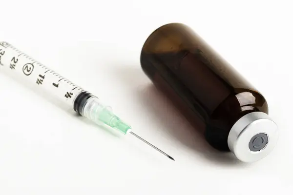 Detailní Záběr Hygienické Jednorázové Plastové Injekce Léku Jantarovou Injekční Lahvičkou — Stock fotografie