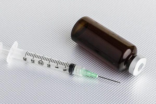 Detailní Záběr Hygienické Jednorázové Plastové Injekce Léku Jantarovou Injekční Lahvičkou — Stock fotografie
