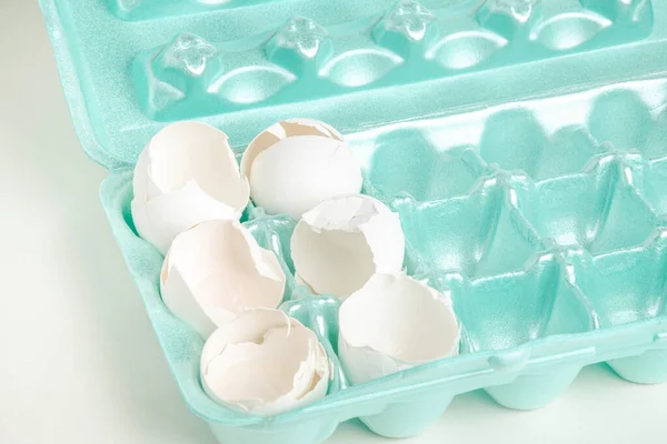 Çatlamış Beyaz Yumurta Kabuklarının Yakın Plan Çekimi Tek Tek Strafor — Stok fotoğraf