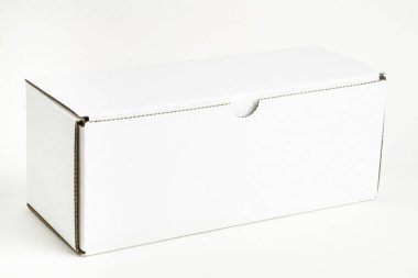 Düz beyaz arkaplan üzerinde kapalı beyaz dikdörtgen karton kutu seti.