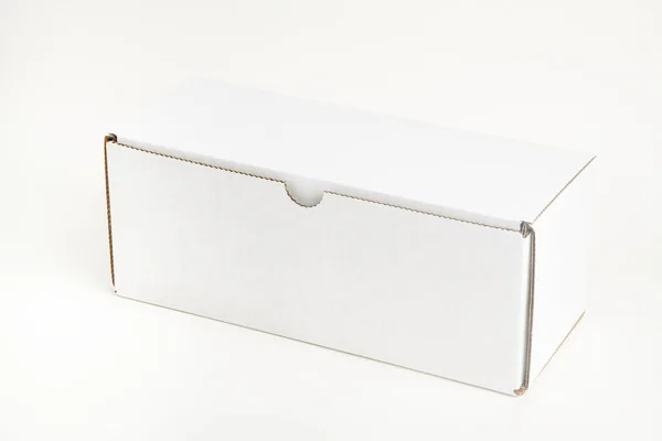Una Caja Embalaje Cartón Rectangular Blanca Cerrada Sobre Fondo Blanco — Foto de Stock