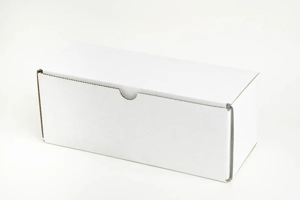 Uma Caixa Embalagem Papelão Retangular Branca Fechada Colocada Sobre Fundo — Fotografia de Stock