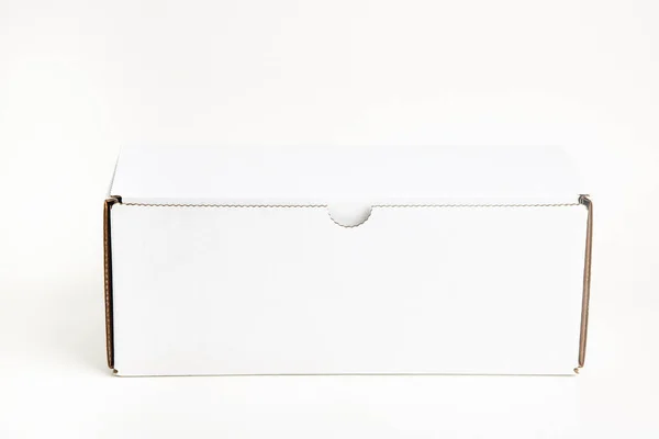 Düz Beyaz Arkaplan Üzerinde Kapalı Beyaz Dikdörtgen Karton Kutu Seti — Stok fotoğraf