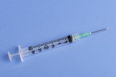 Tek kullanımlık tek kullanımlık plastik şırınga enjeksiyonunun seçici odak noktasını gösteren yakın plan bir çekim..