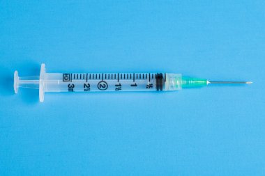 Tek kullanımlık tek kullanımlık plastik şırınga enjeksiyonunun seçici odak noktasını gösteren yakın plan bir çekim..