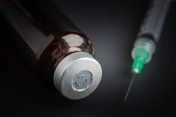 Detailní Záběr Hygienické Jednorázové Plastové Injekční Stříkačky Jantarovou Injekční Lahvičkou — Stock fotografie