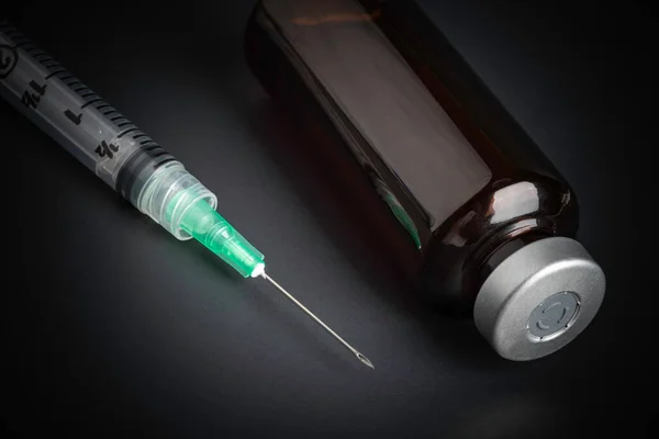 Detailní Záběr Hygienické Jednorázové Plastové Injekční Stříkačky Jantarovou Injekční Lahvičkou — Stock fotografie