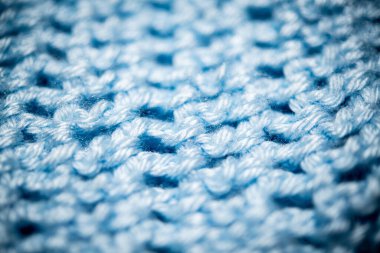 Bir parça koyu mavi örgü kumaşın seçici odaklı aşırı yakın çekim görüntüsü..