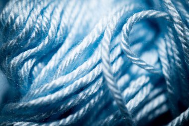 Seçici mavi ve bulanık örgü iplikleriyle aşırı yakın plan..