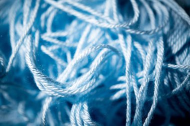 Seçici mavi ve bulanık örgü iplikleriyle aşırı yakın plan..